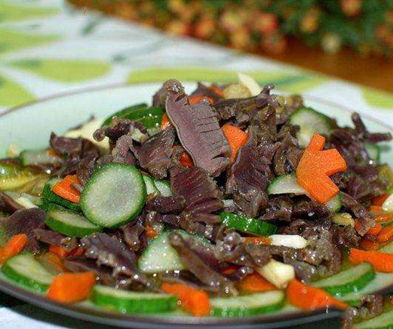 夏日都在吃的牛肝菌菇炖饭，鲜甜的滋味深深的让人着迷